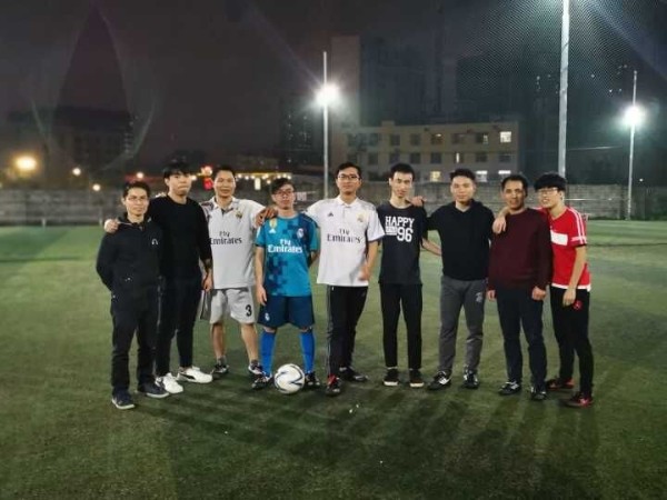 热博足球小分队享受运动，绿茵场上的雨夜鏖战