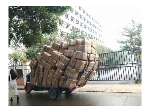 热博与你分享一则正能量小故事：虽生活不易，但也要乐观